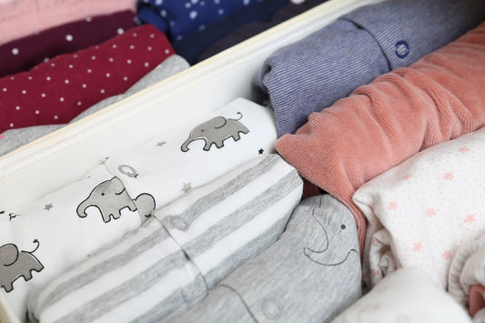 Konmari Babykleidung: Tipps für Ordnung mit Babywäsche