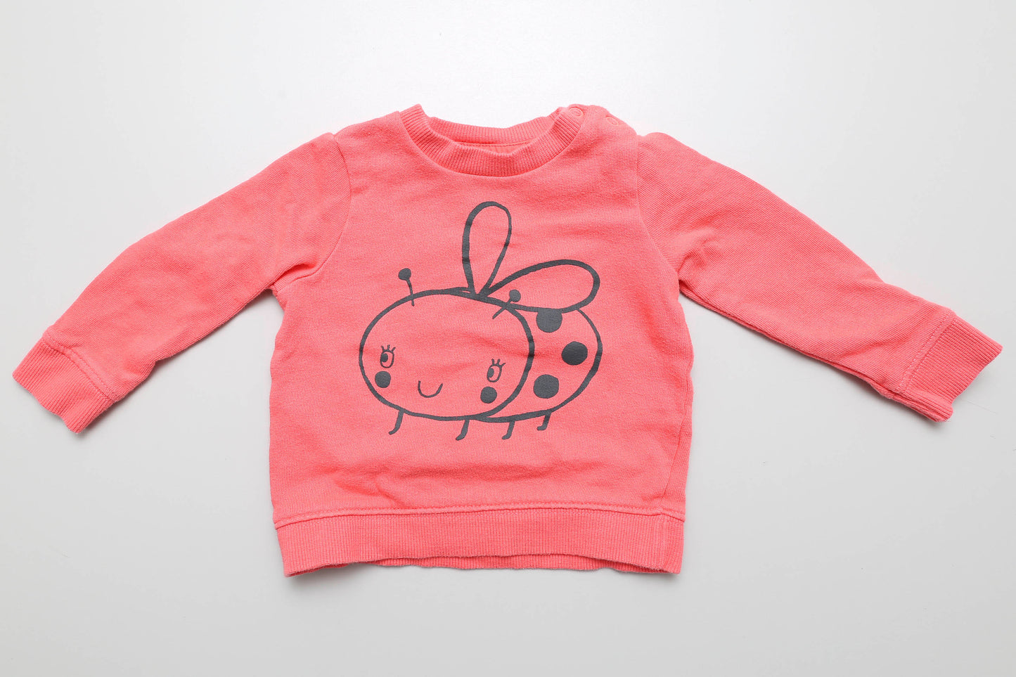 Fröhlicher Pullover mit Bienenmotiv und Druckknopf am Hals für leichteres Anziehen in Größe 68.