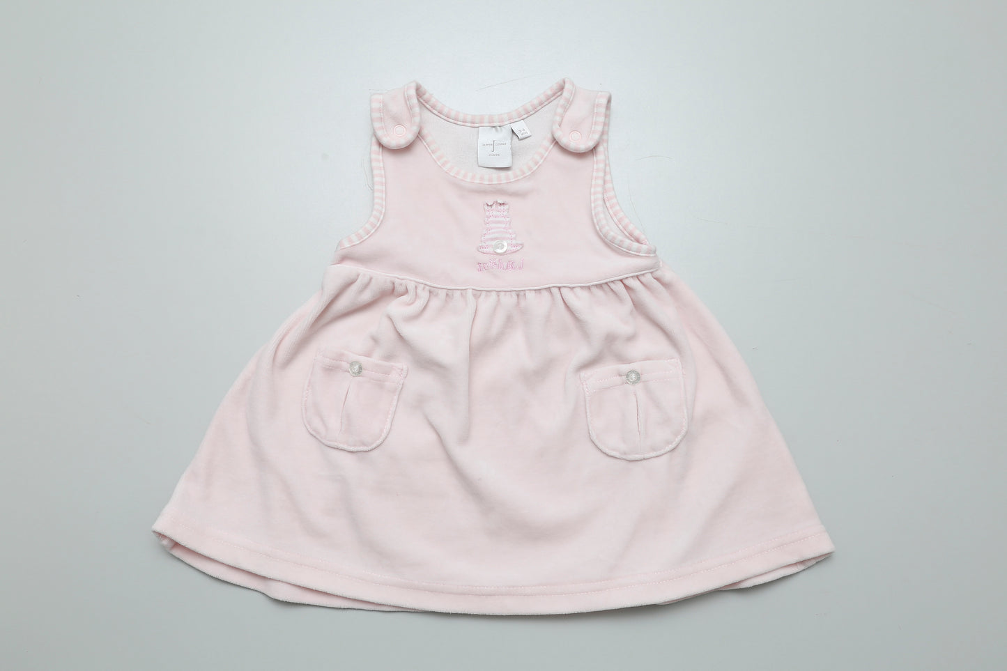 Zartrosa Kleid aus kuschelweichem Plüschstoff in Größe 68, mit kleinem Hasenmotiv auf der Vorderseite.