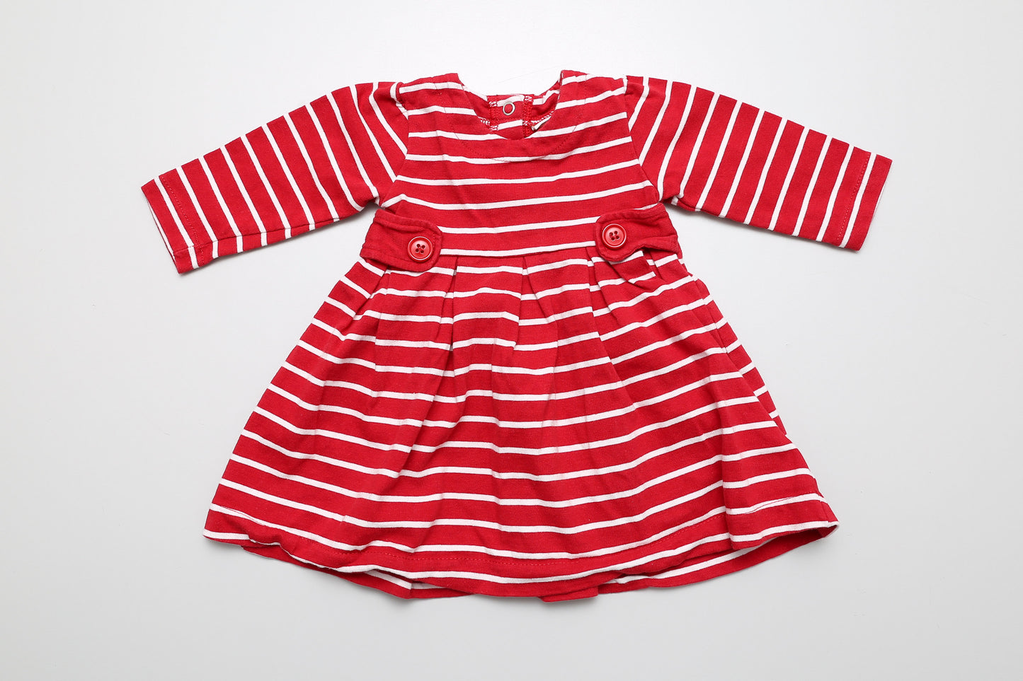 Wunderschönes rotes Kleid mit weißen Streifen. Druckknöpfe auf der Rückseite. 100 % Baumwolle, Größe 68.