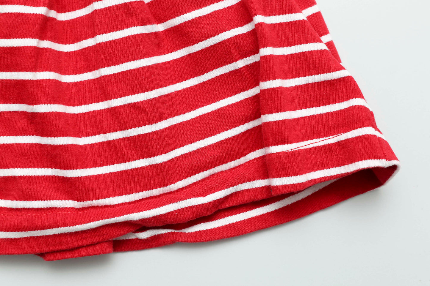 Wunderschönes rotes Kleid mit weißen Streifen (68)