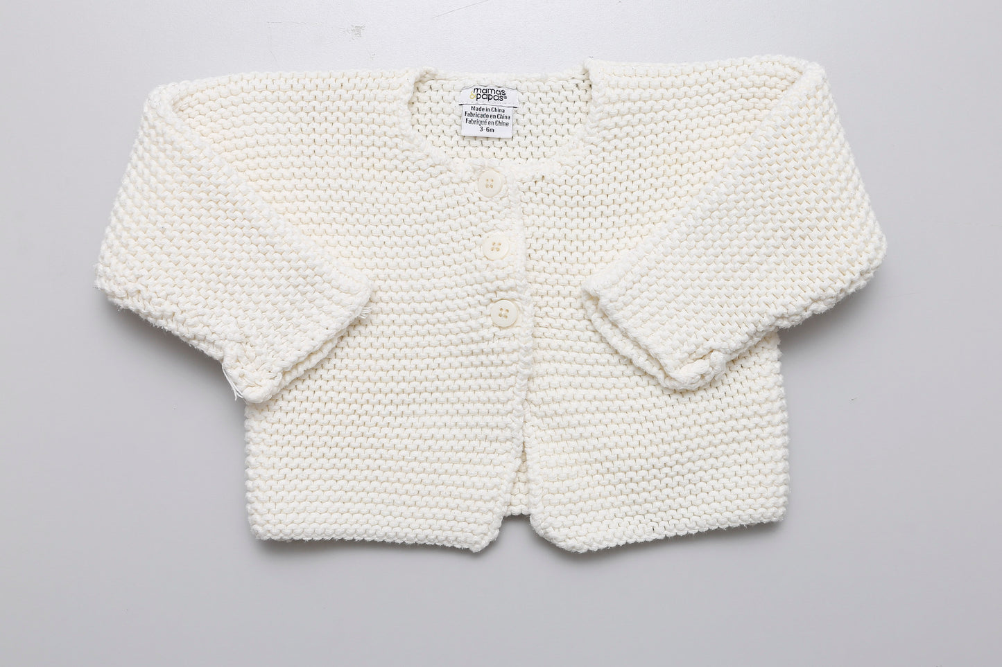 Cremeweiße Strickjacke in Größe 68.