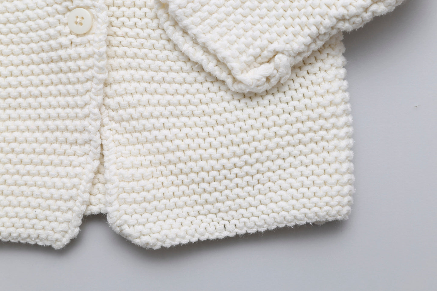 Cremeweiße Strickjacke (68) - KlugeMutti
