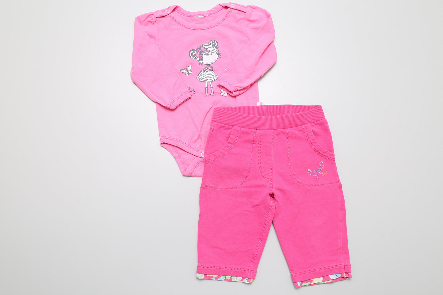 Rosa Body-Hosen-Set in Größe 68. Der Body ist von Brendon, die Hose von s.Oliver.