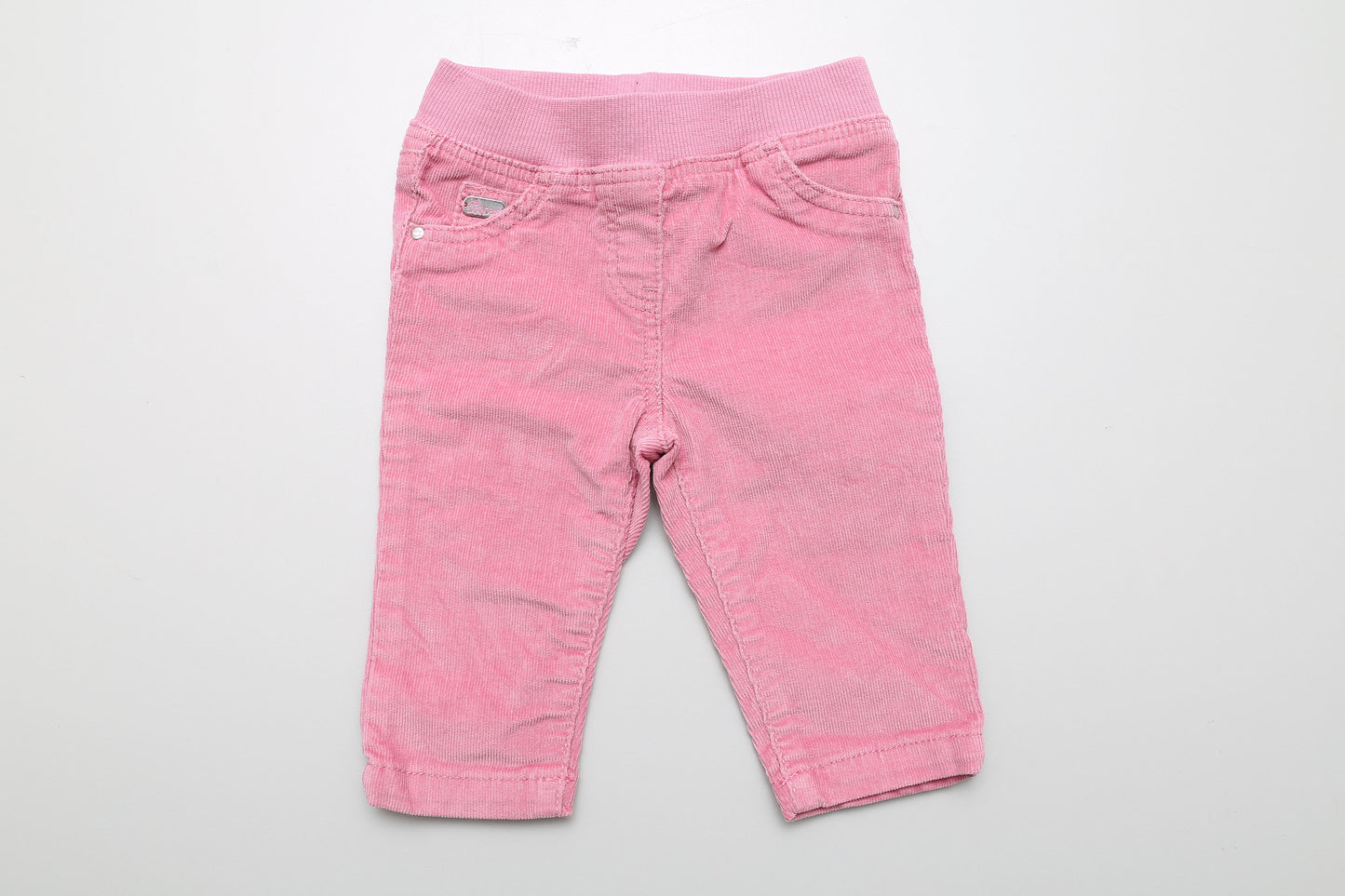 Rosa Cordhose für 6 Monate alte Babys, Größe 68, fällt etwas größer aus.