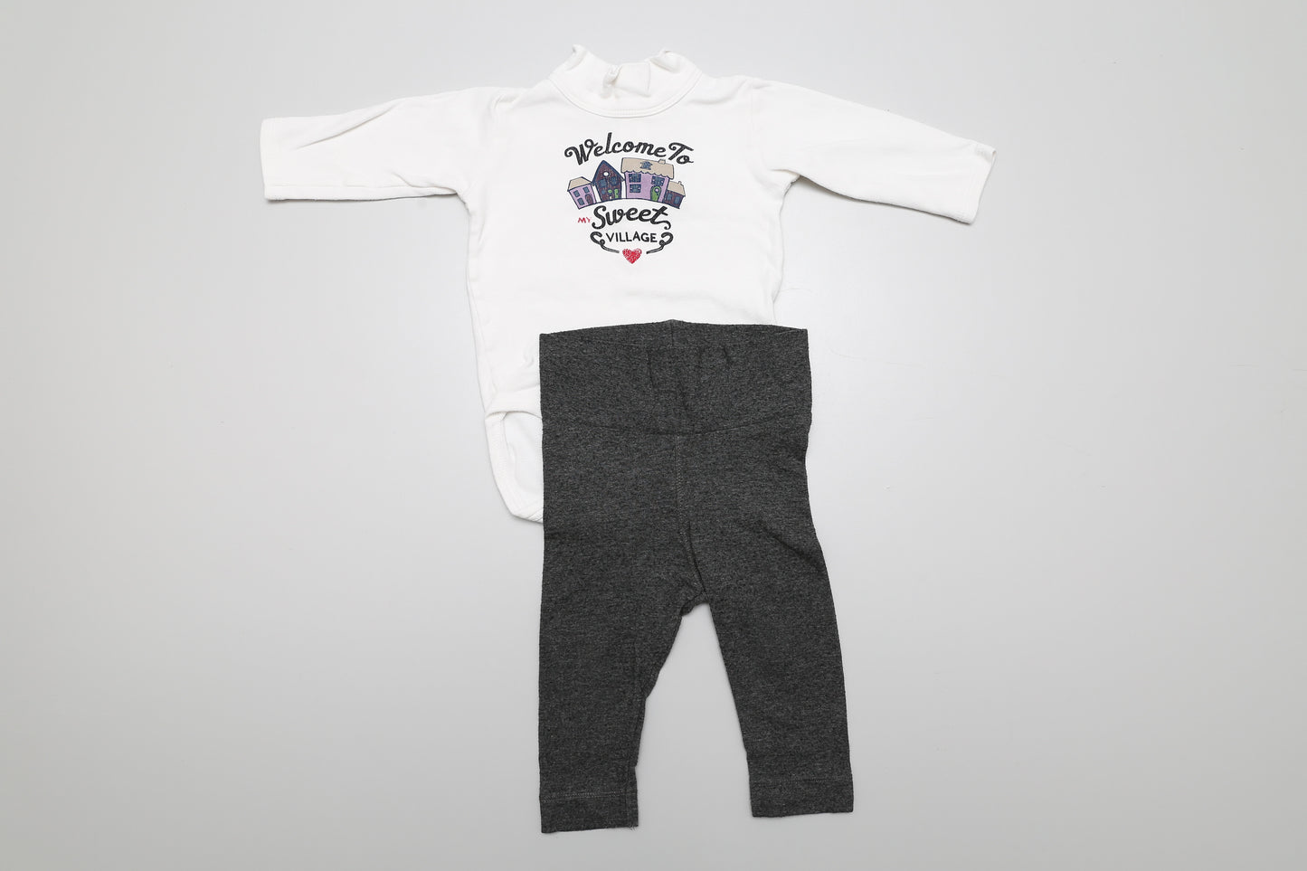 Body-Leggings-Set für Mädchen in Größe 68, fällt etwas größer aus. Der Body ist von Benetton, aus dickerem Stoff und mit Kragen, die Leggings ist von H&M.