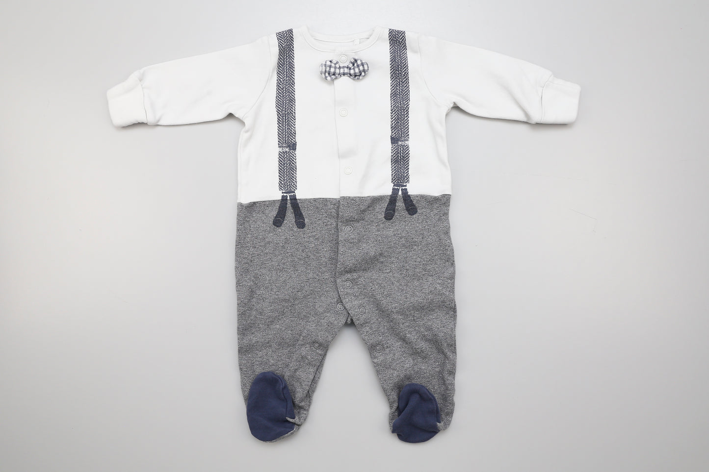 Baby Jungen Fußstrampler aus Baumwolle mit kariertem Fliegenhemd - 68