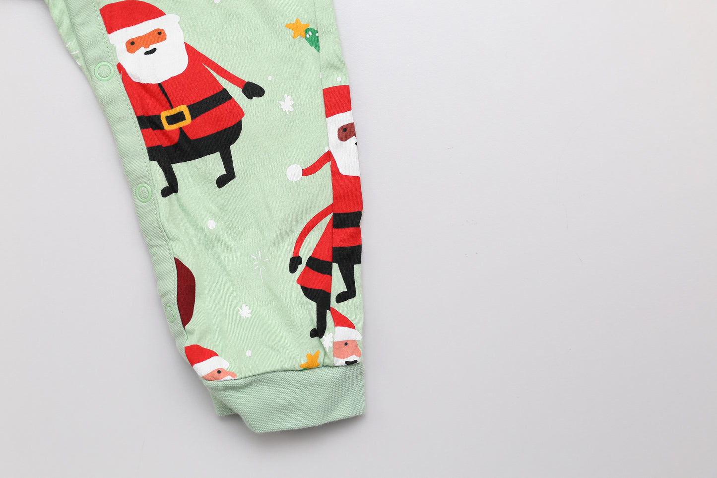 Strampler aus Baumwolle mit Weihnachtsmann-Muster (86) - KlugeMutti