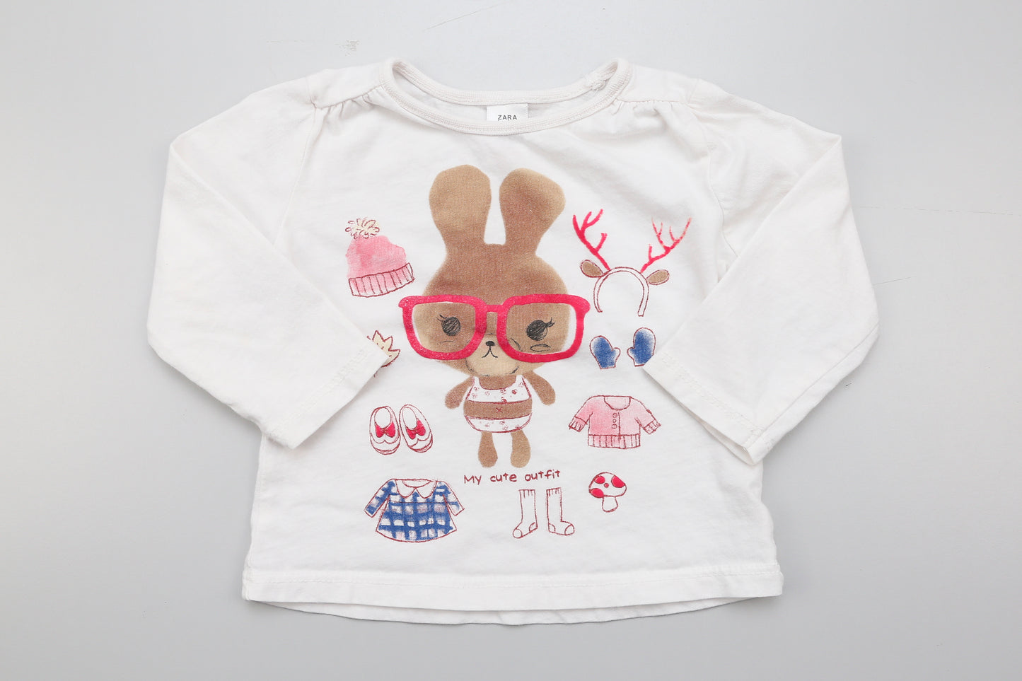 Weißes Langarmshirt mit Hasen und winterlichen Motiven