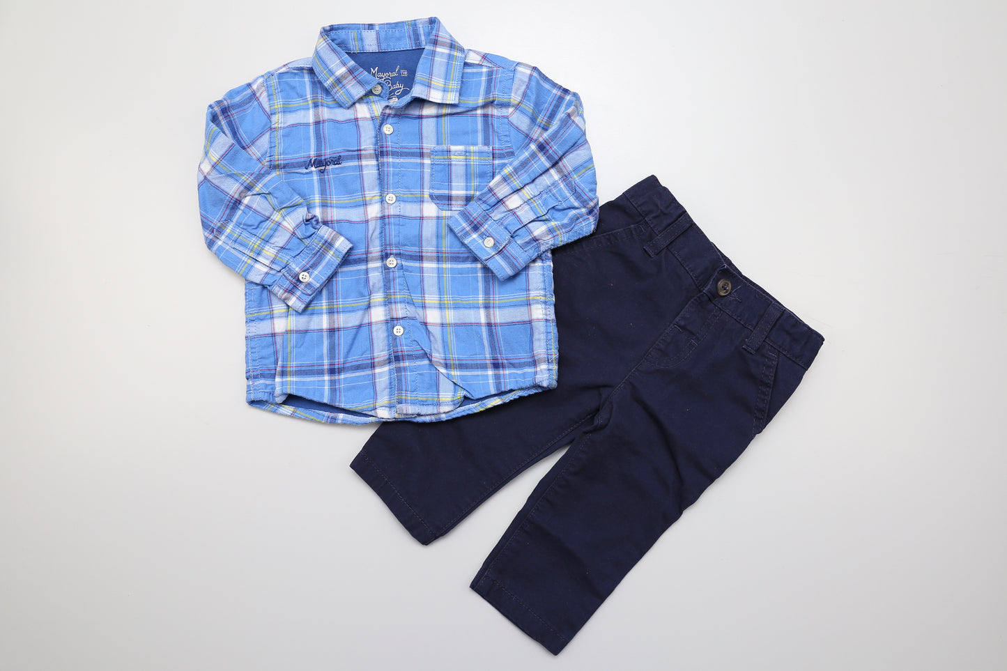 Jungen Set mit blauem Karohemd. Das Baumwollshirt ist gefüttert und von Mayoral. Die Hose ist dunkelblau, von M&S, mit Taschen und verstellbarem Bund. 74