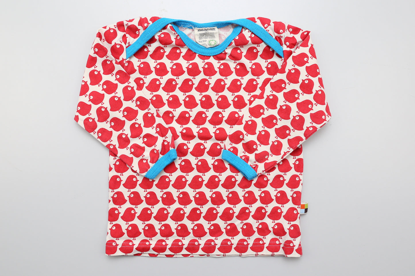 Rotes Langarmshirt mit kleinem Vogelmotiv aus Bio-Baumwolle. 74-80 GOTS