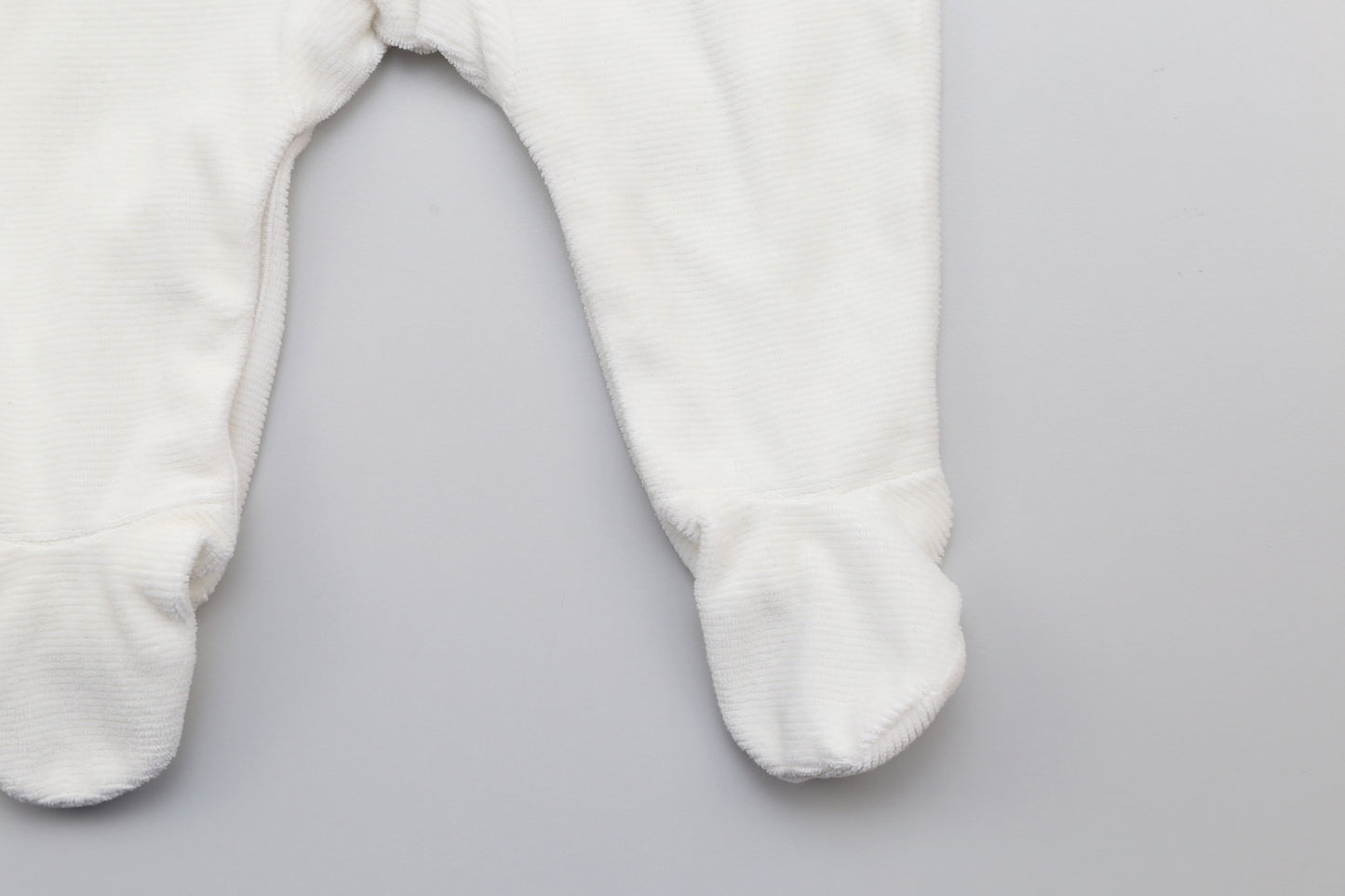 Weißer Babystrampler mit Füßchen (74) - KlugeMutti