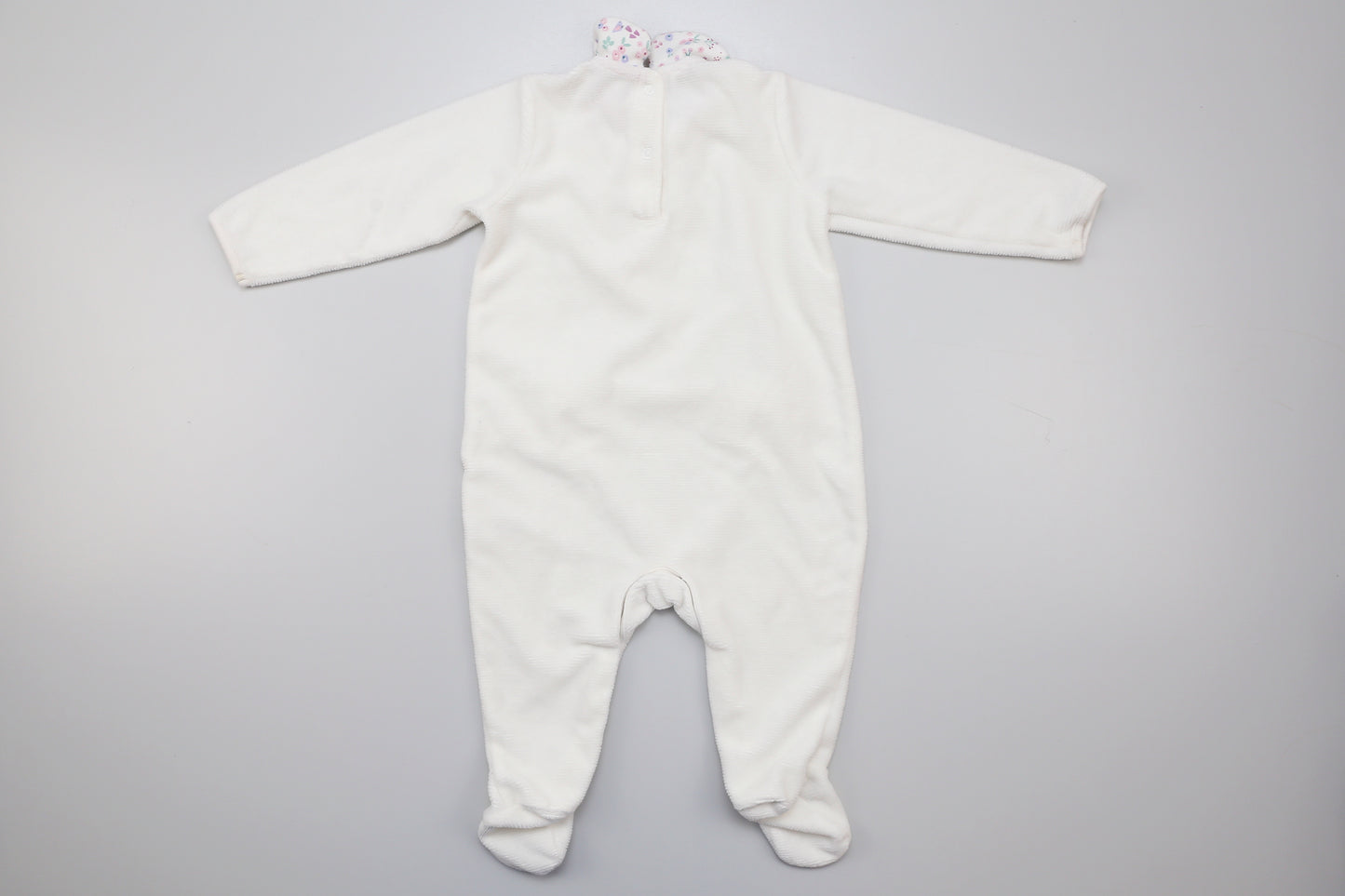 Weißer Babystrampler mit Füßchen (74) - KlugeMutti