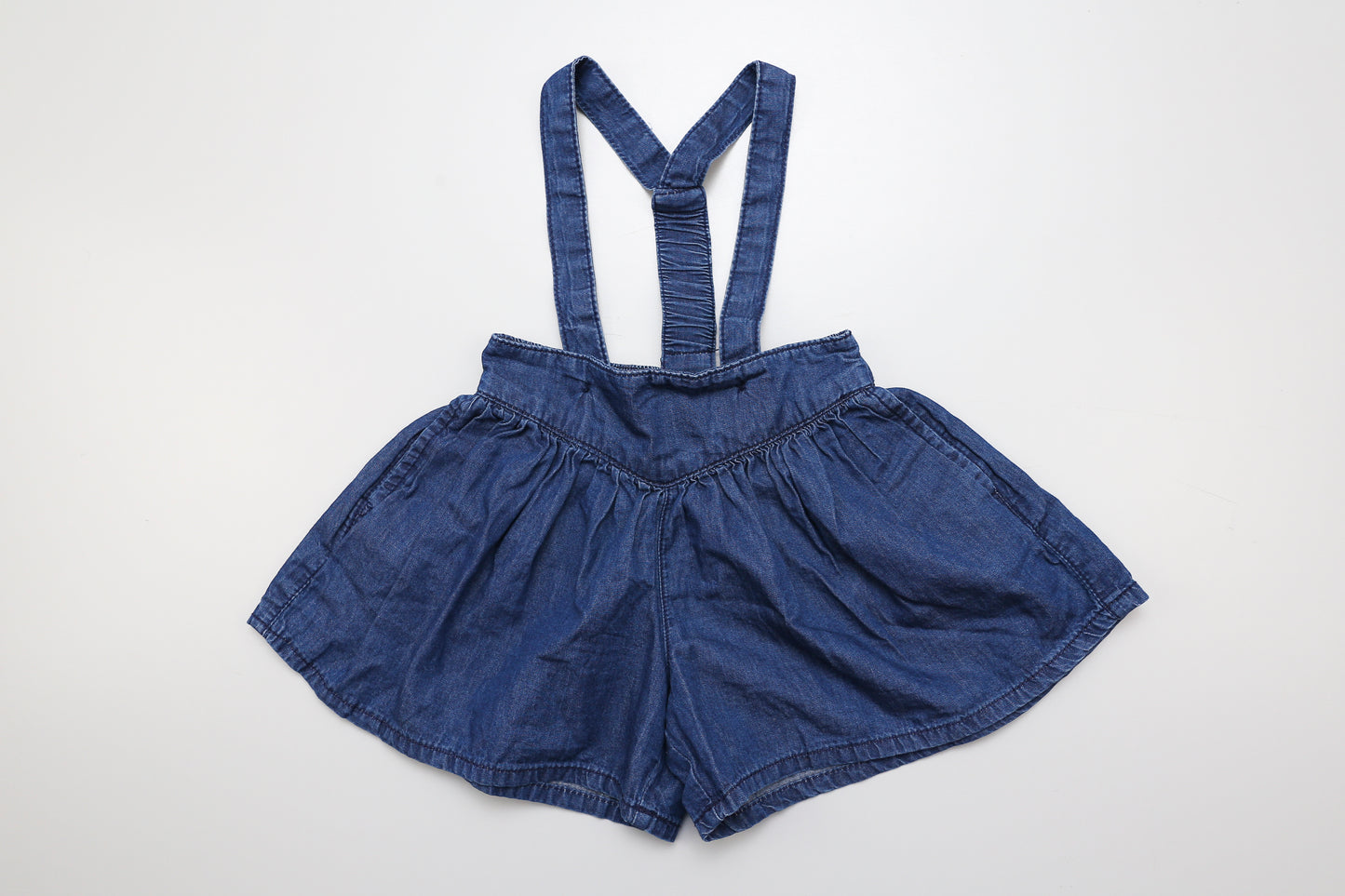 Mädchen Hosenrock aus Jeansstoff mit verstellbaren Trägern. 80