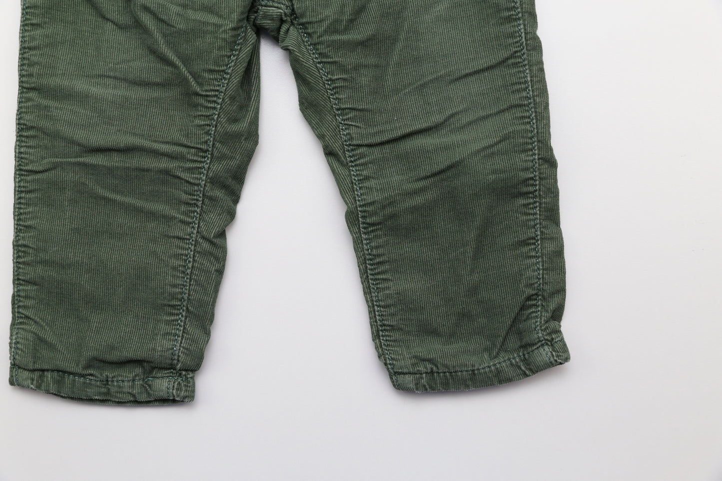 Gefütterte Cordhose in Grün (80) - KlugeMutti