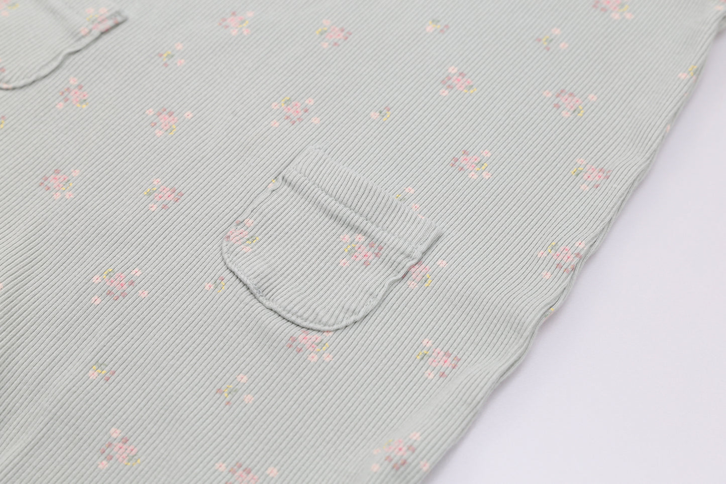 Hellgrüne Latzhose mit kleinen Blumenmuster (74) - KlugeMutti