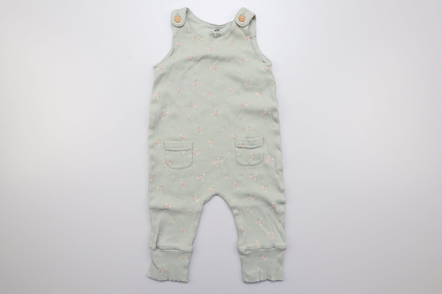 Wunderschöne, hellgrüne Latzhose mit kleinen Blumenmuster und Knöpfen oben. 62