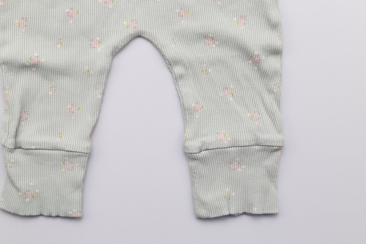 Hellgrüne Latzhose mit kleinen Blumenmuster (62) - KlugeMutti