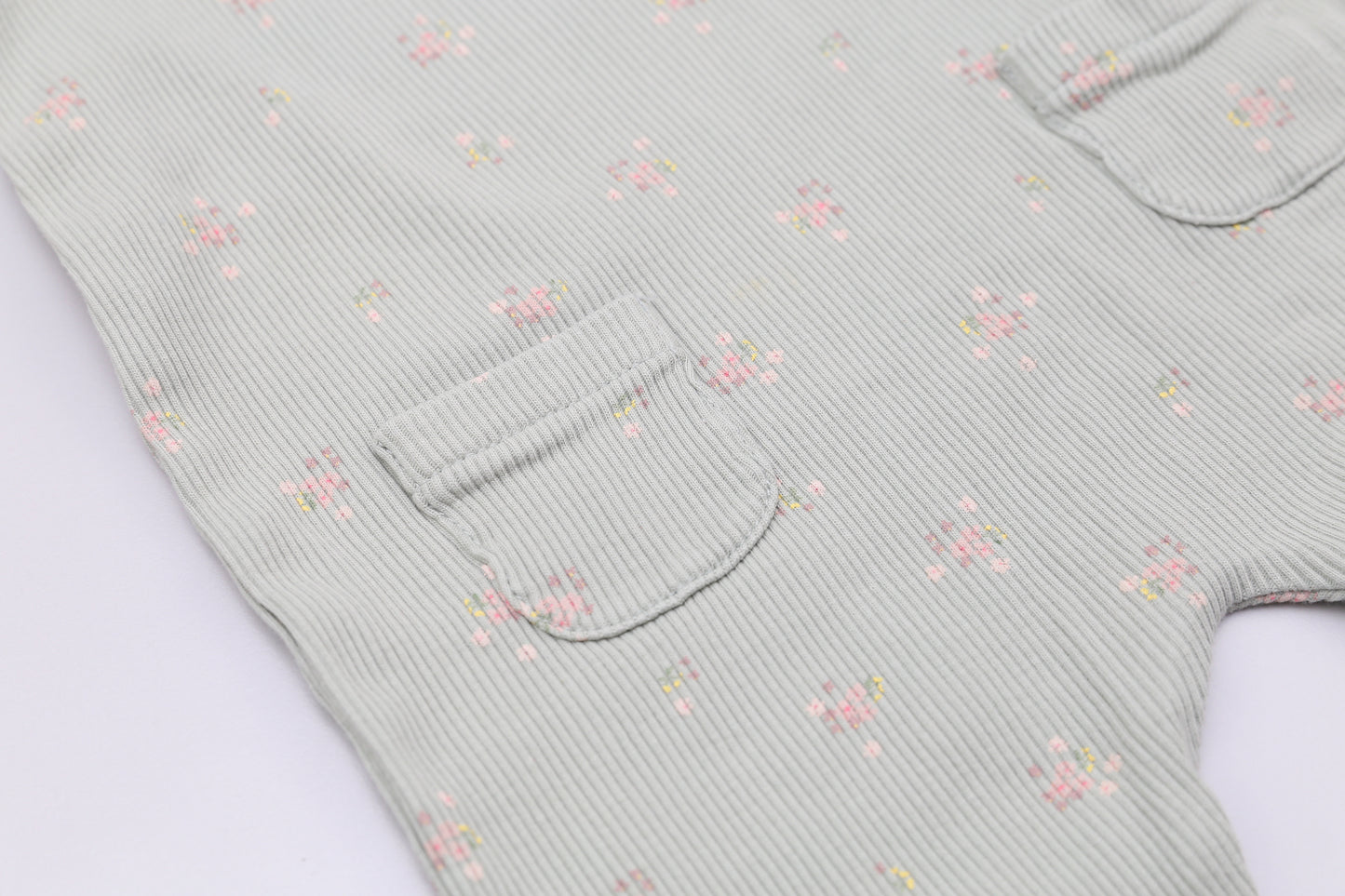 Hellgrüne Latzhose mit kleinen Blumenmuster (62) - KlugeMutti