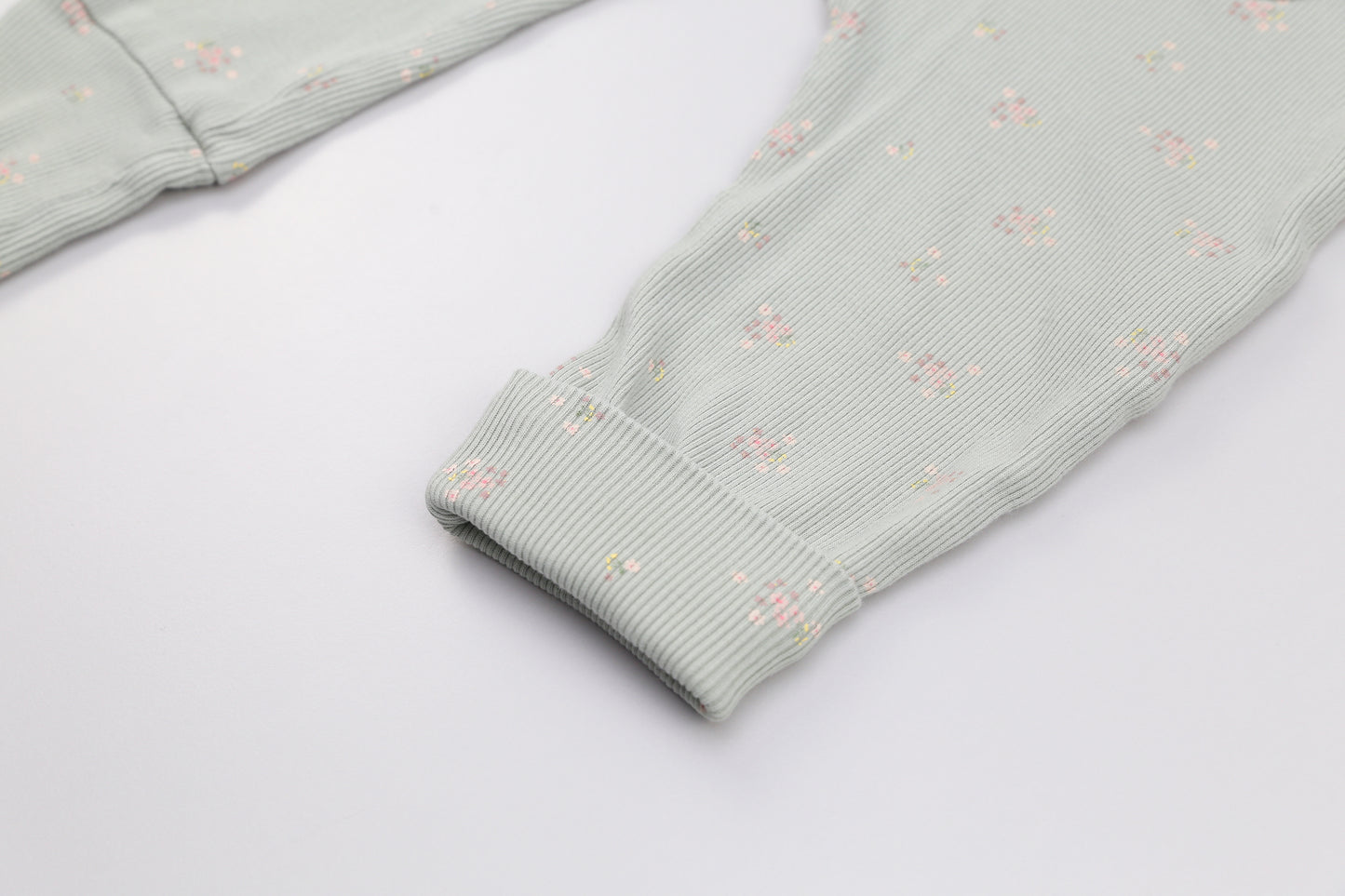 Hellgrüne Latzhose mit kleinen Blumenmuster (74) - KlugeMutti