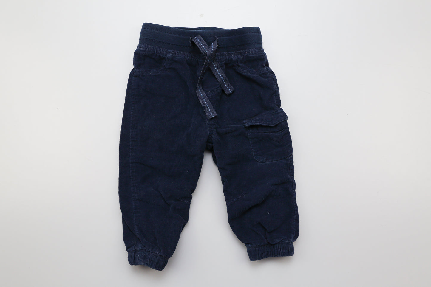 Gefütterte dunkelblaue Cordhose