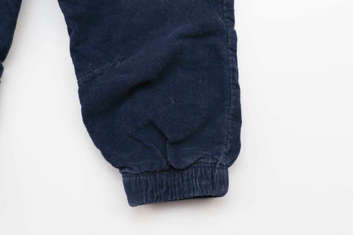 Gefütterte dunkelblaue Cordhose (74) - KlugeMutti