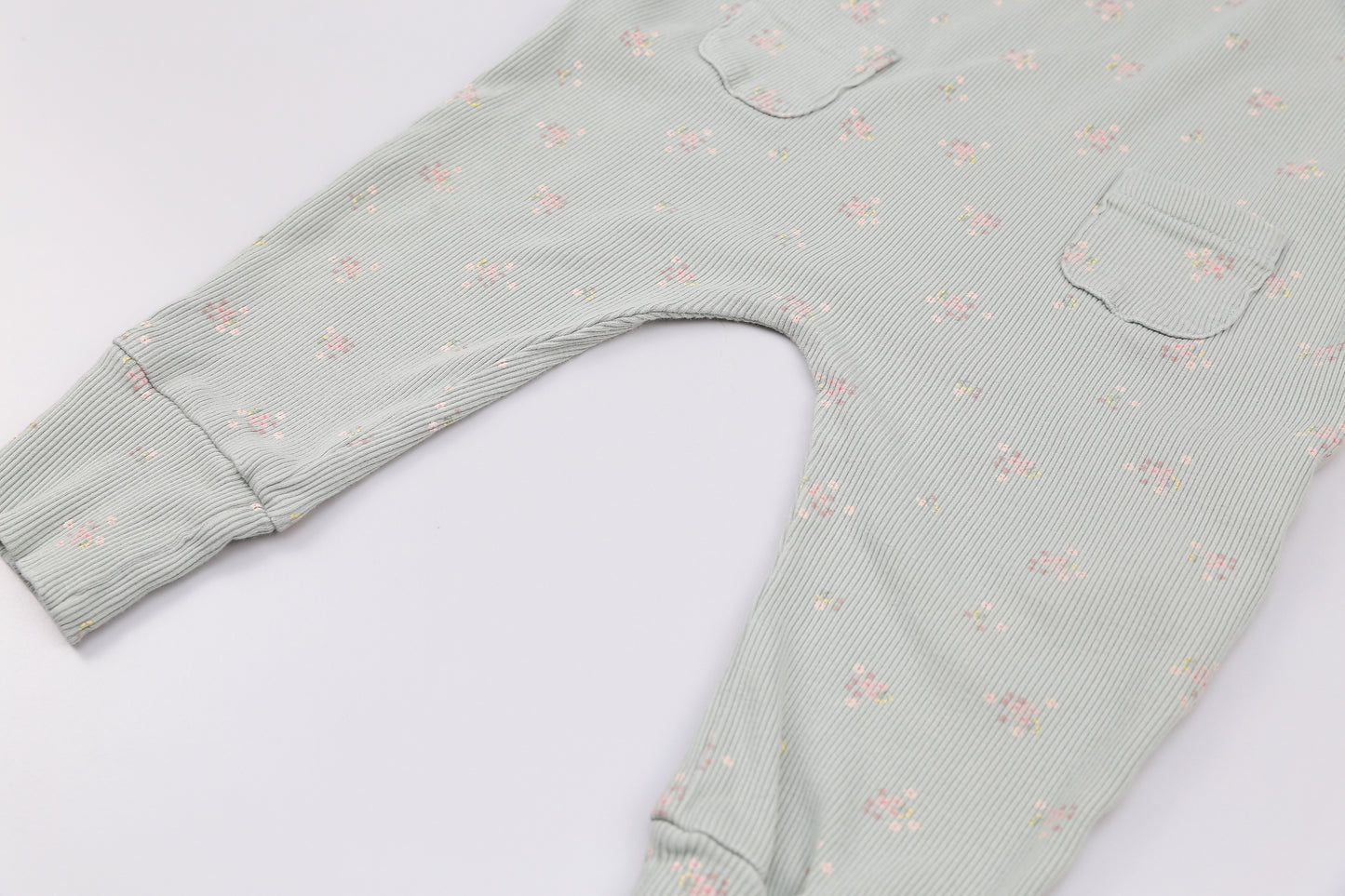 Hellgrüne Latzhose mit kleinen Blumenmuster (74) - KlugeMutti