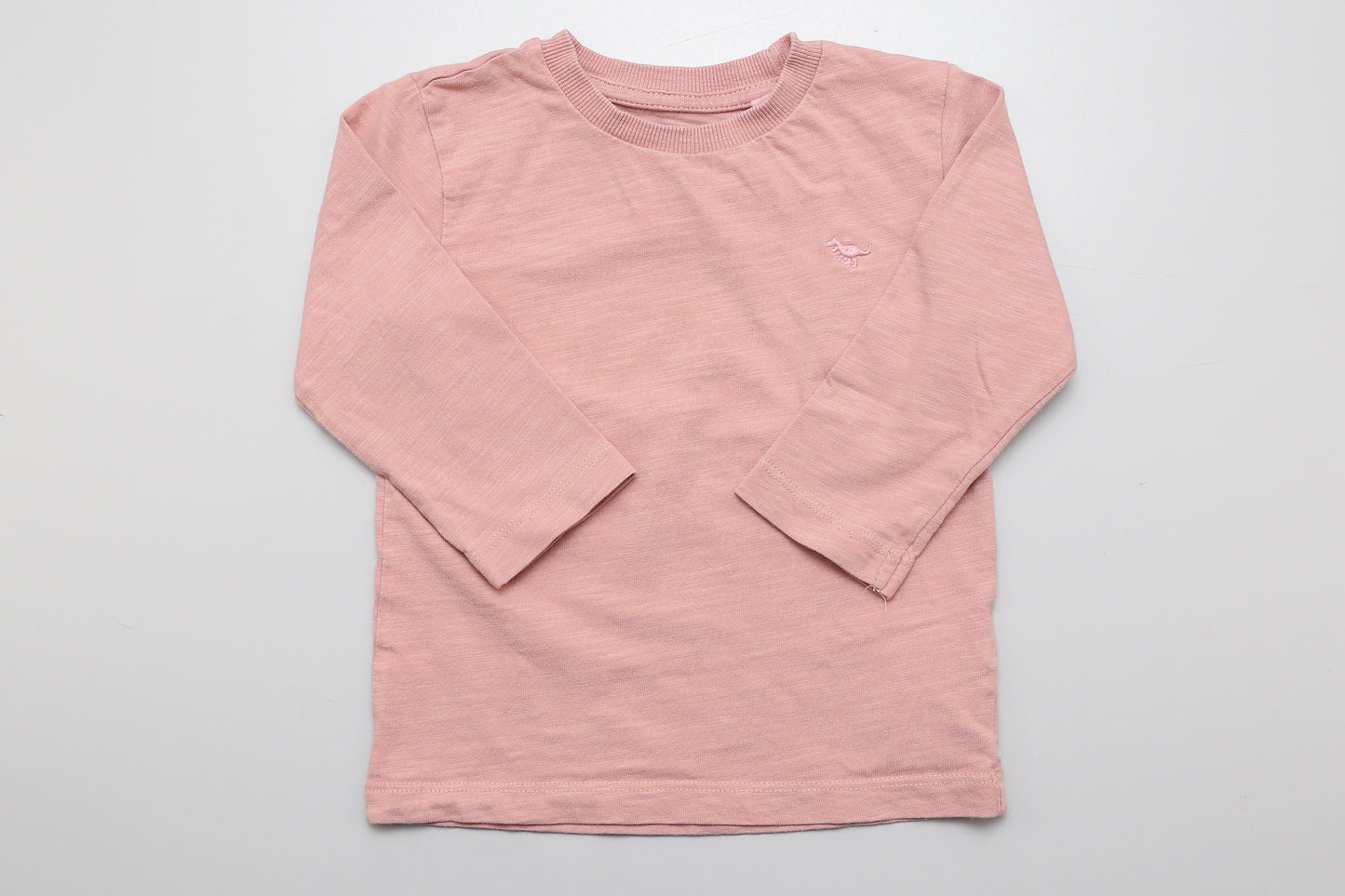 Rosa Langarmshirt mit kleinem gesticktem Dinosaurier auf der Vorderseite (80)