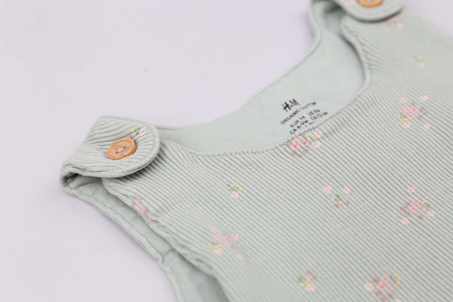 Hellgrüne Latzhose mit kleinen Blumenmuster (74) - KlugeMutti