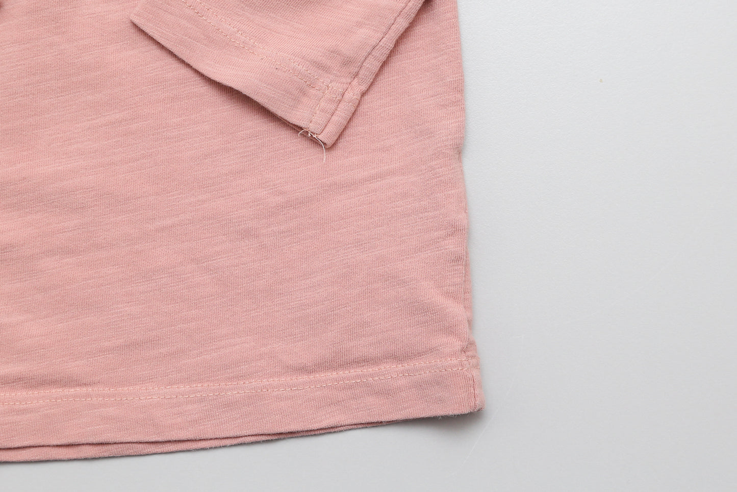 Rosa Langarmshirt mit kleinem gesticktem Dinosaurier (80) - KlugeMutti