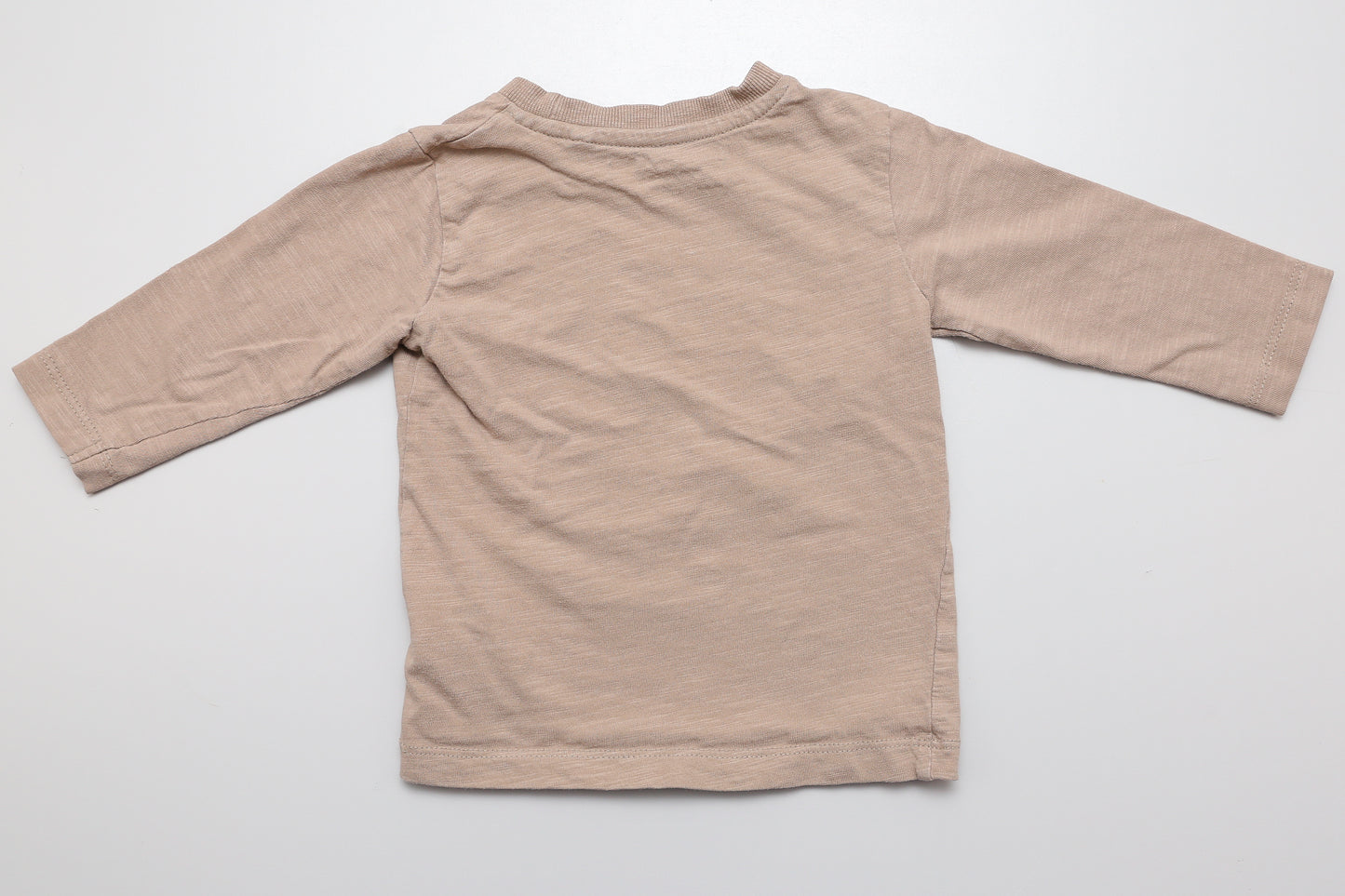 Sandfarbenes Langarmshirt mit kleinem gesticktem Dinosaurier (80) - KlugeMutti