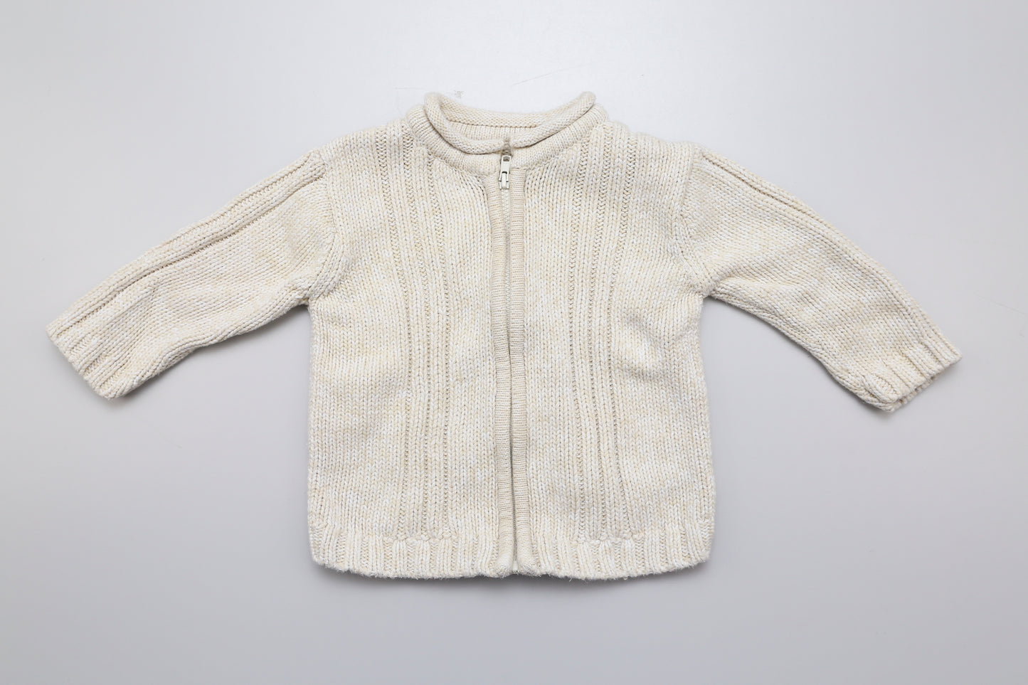 Beige-weißer dicker Strickpullover mit Reißverschluss (74) - KlugeMutti
