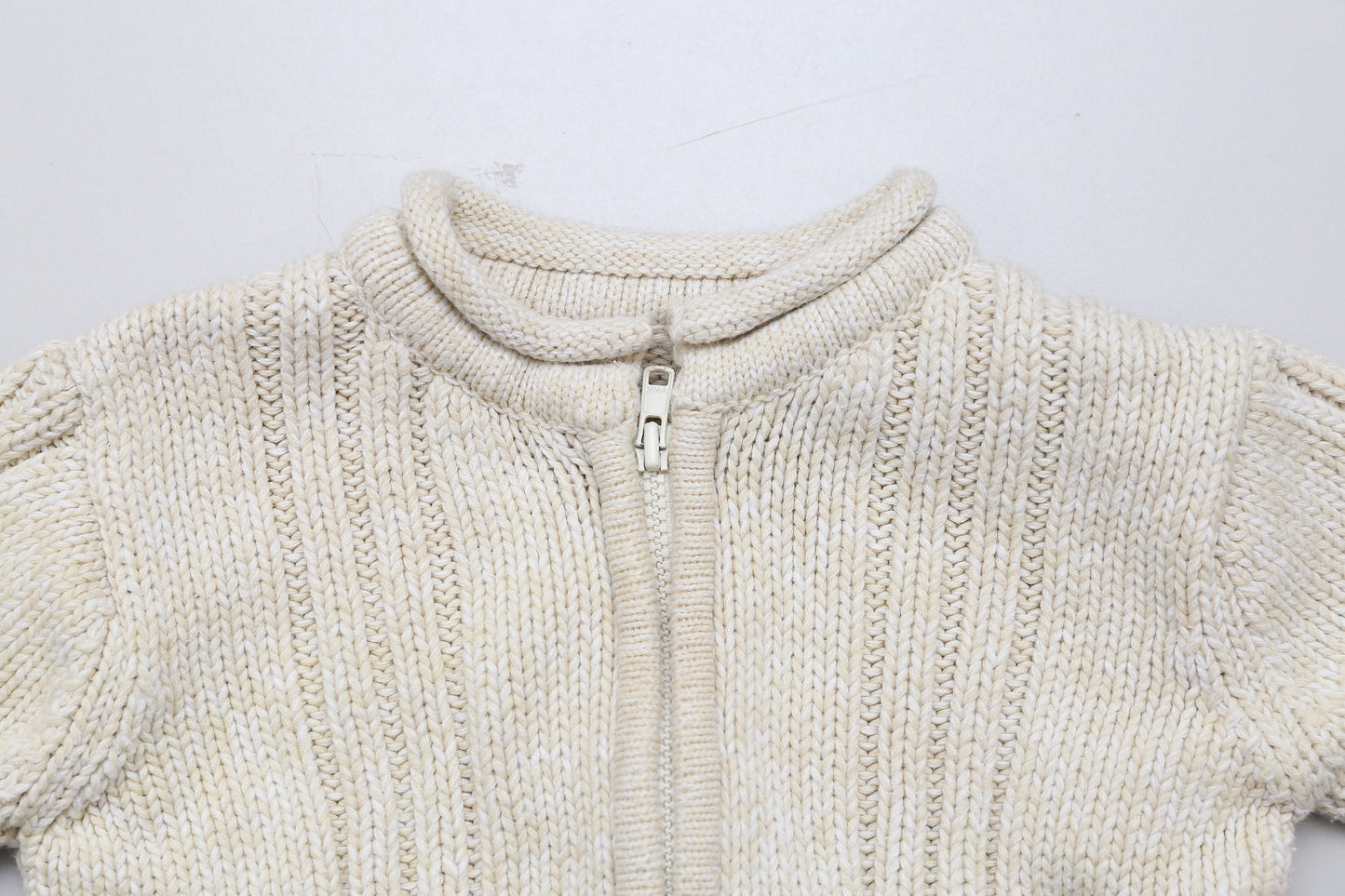 Beige-weißer dicker Strickpullover mit Reißverschluss (74) - KlugeMutti