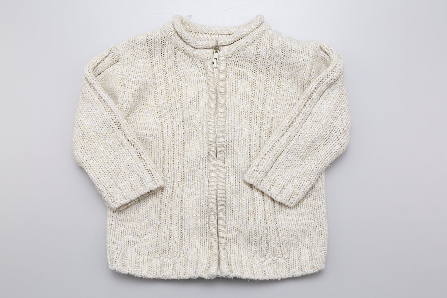 Beige-weißer dicker Strickpullover mit Reißverschluss. 74