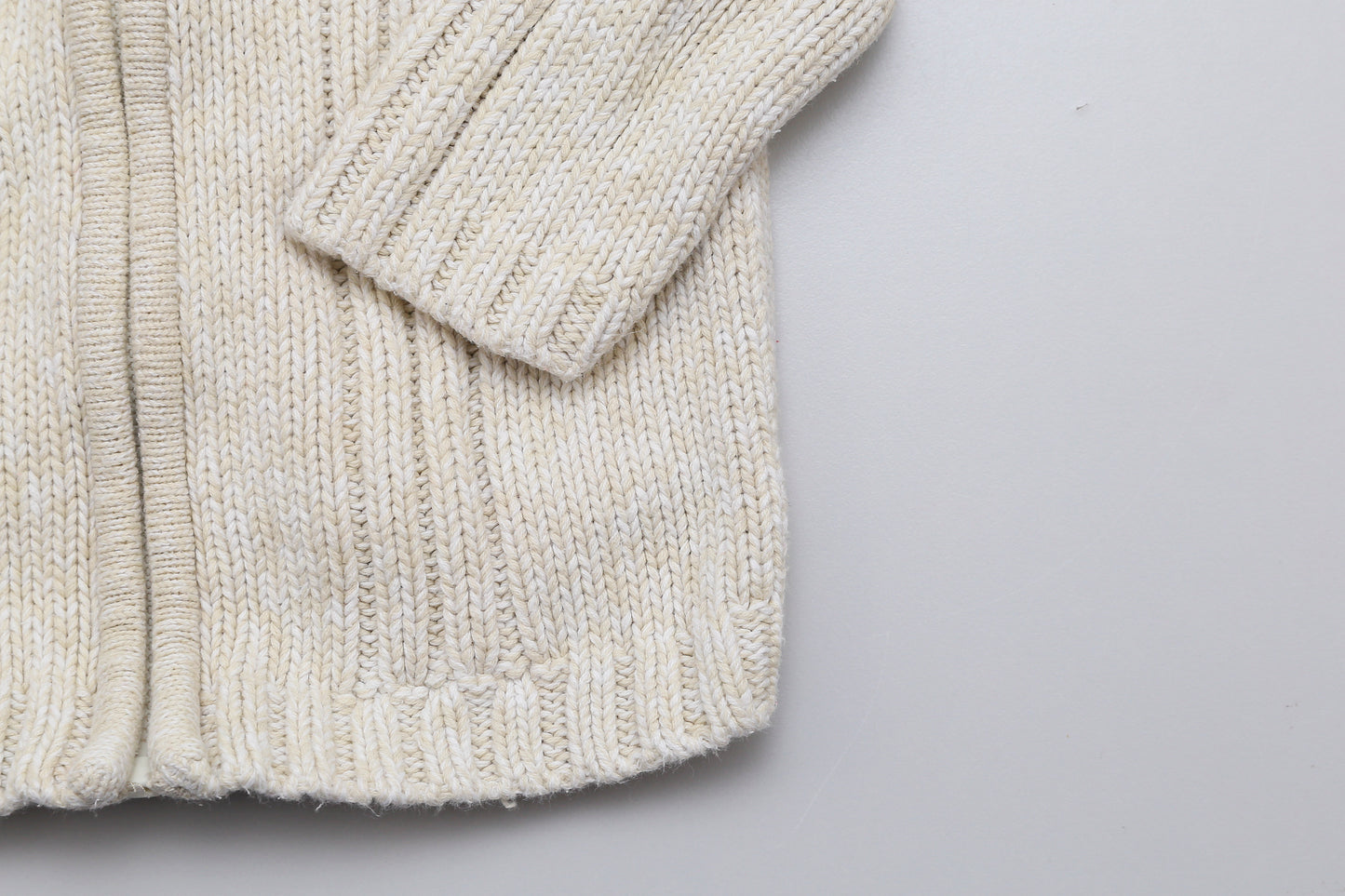 Beige-weißer dicker Strickpullover mit Reißverschluss (74) - KlugeMutti