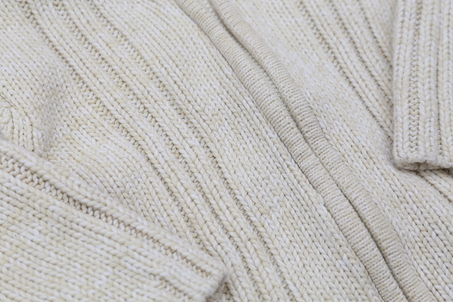 Beige-weißer dicker Strickpullover mit Reißverschluss (74) - KlugeMutti