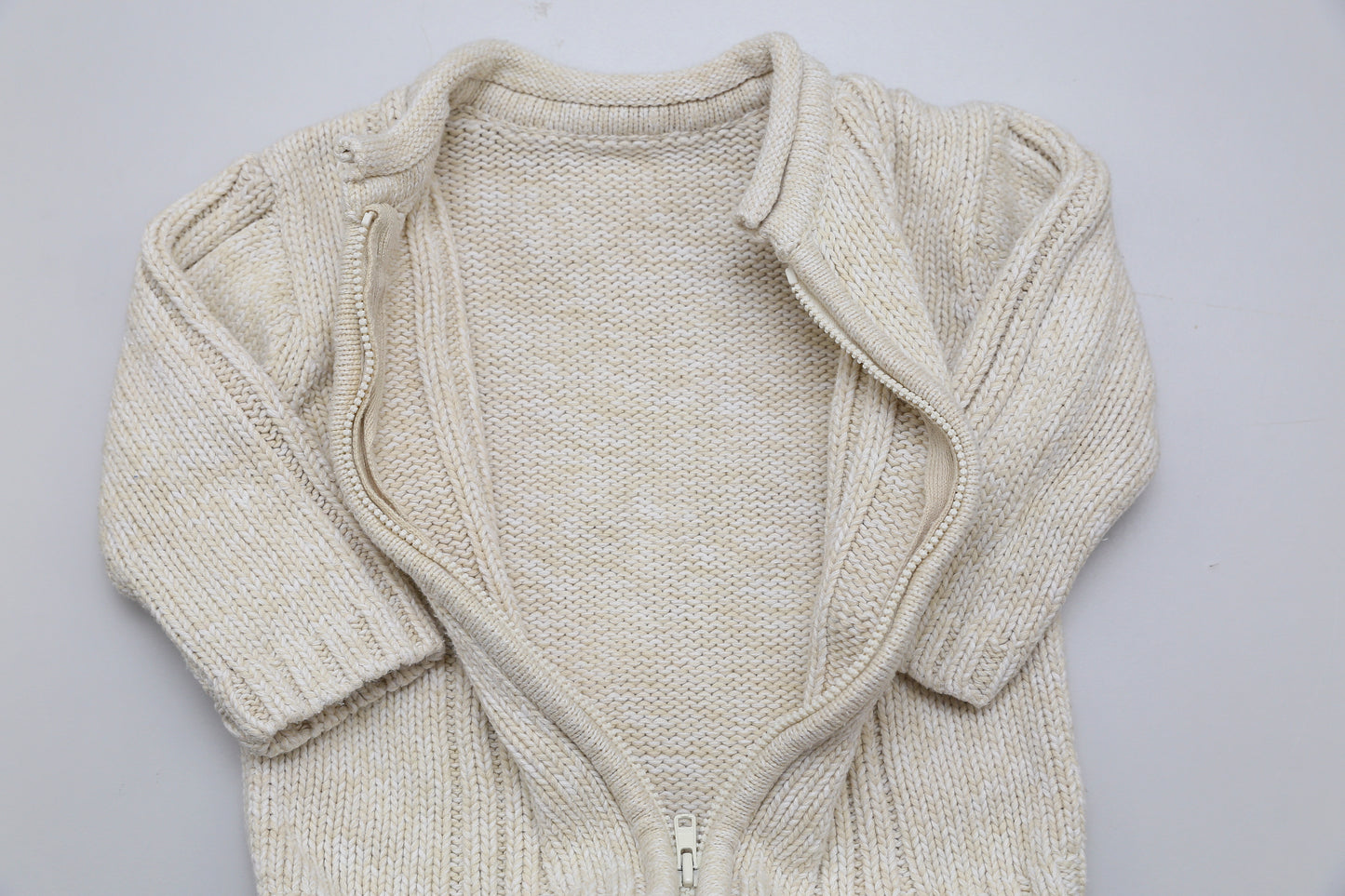 Beige-weißer dicker Strickpullover mit Reißverschluss (74) - KlugeMutti
