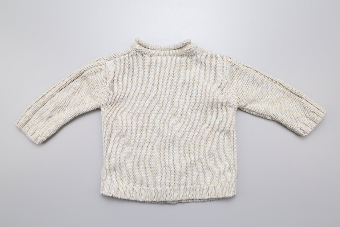 Beige-weißer dicker Strickpullover mit Reißverschluss (74) - KlugeMutti
