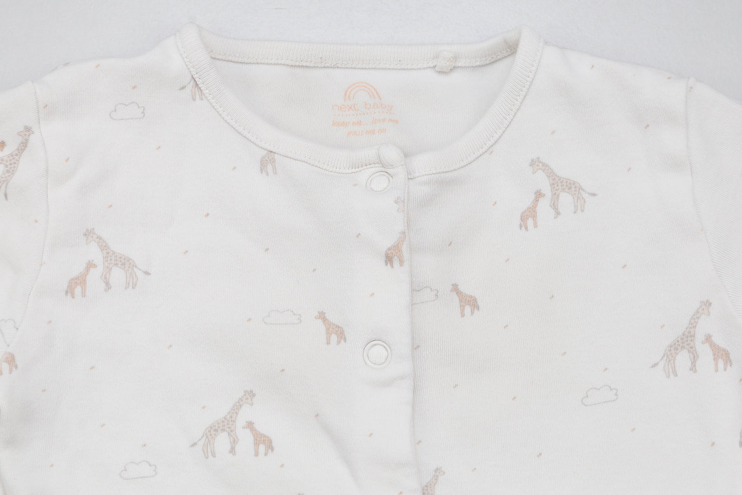 Beiger Fußstrampler aus Baumwolle mit Giraffenmuster (80) - KlugeMutti