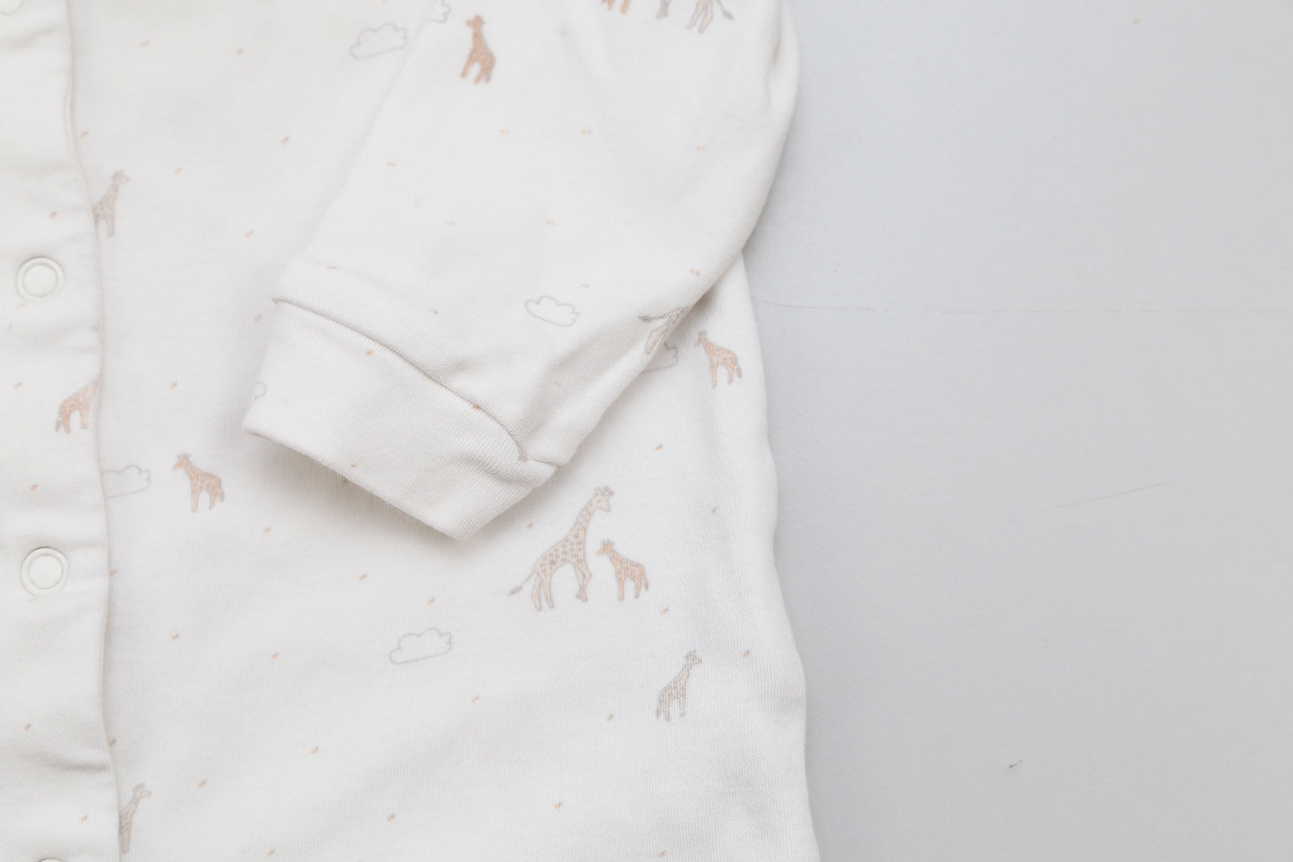 Beiger Fußstrampler aus Baumwolle mit Giraffenmuster (80) - KlugeMutti