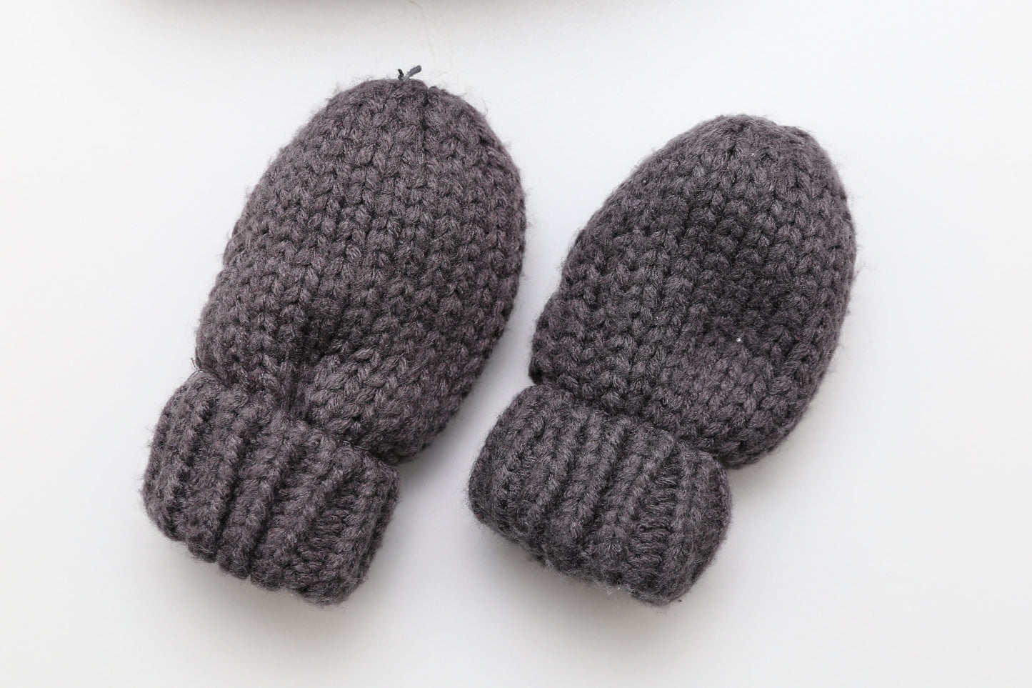 Strickmütze mit Bommel und passenden Fäustlingen (68) - KlugeMutti