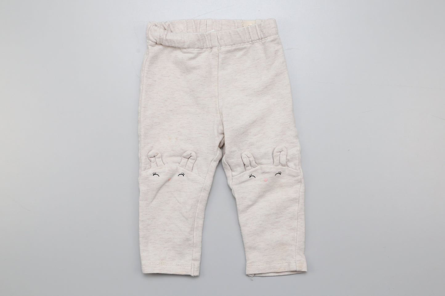 Beige Mädchenhose mit Hasenmotiv. Der Bund ist verstellbar. 74