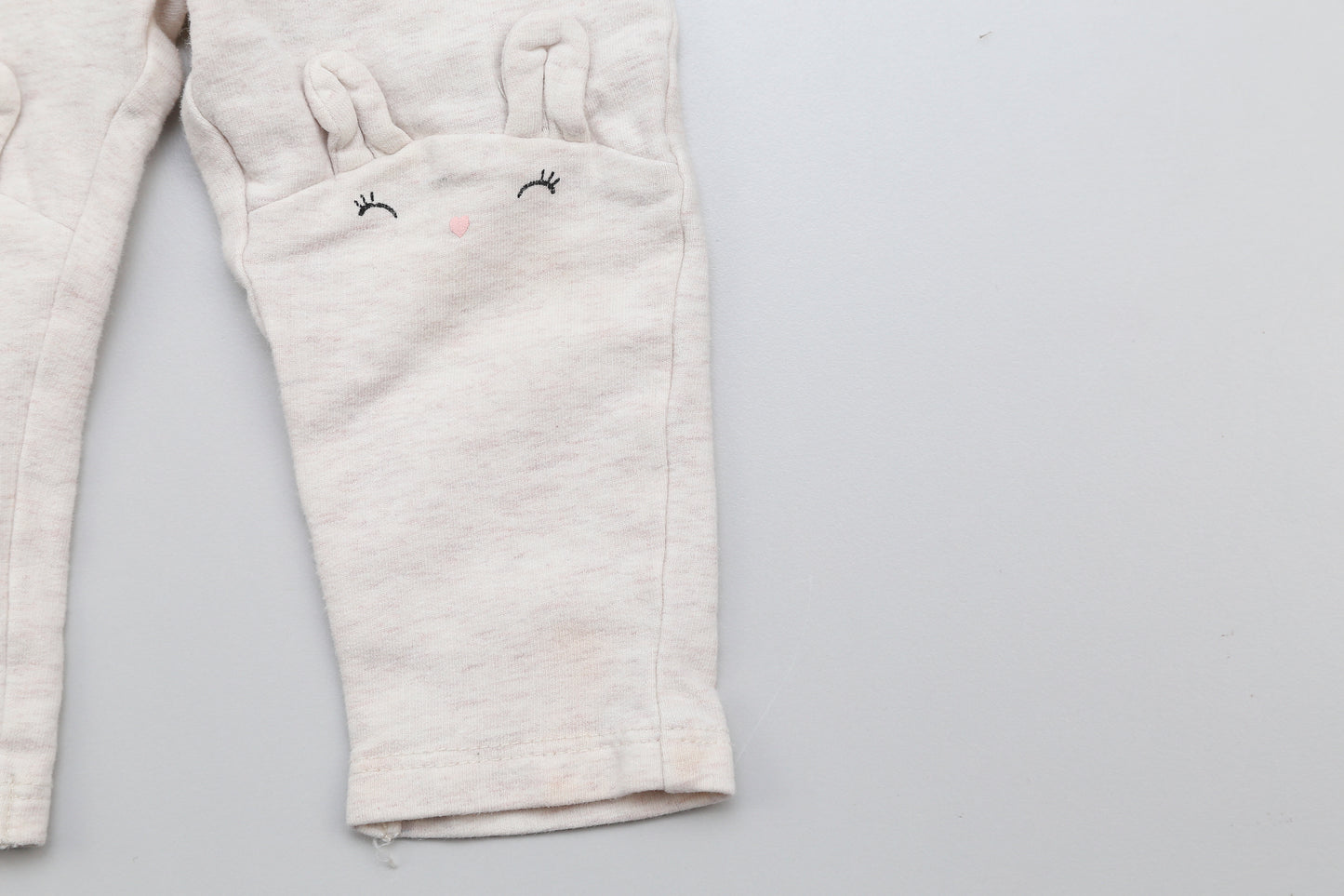 Beige Mädchenhose mit Hasenmotiv (74) - KlugeMutti