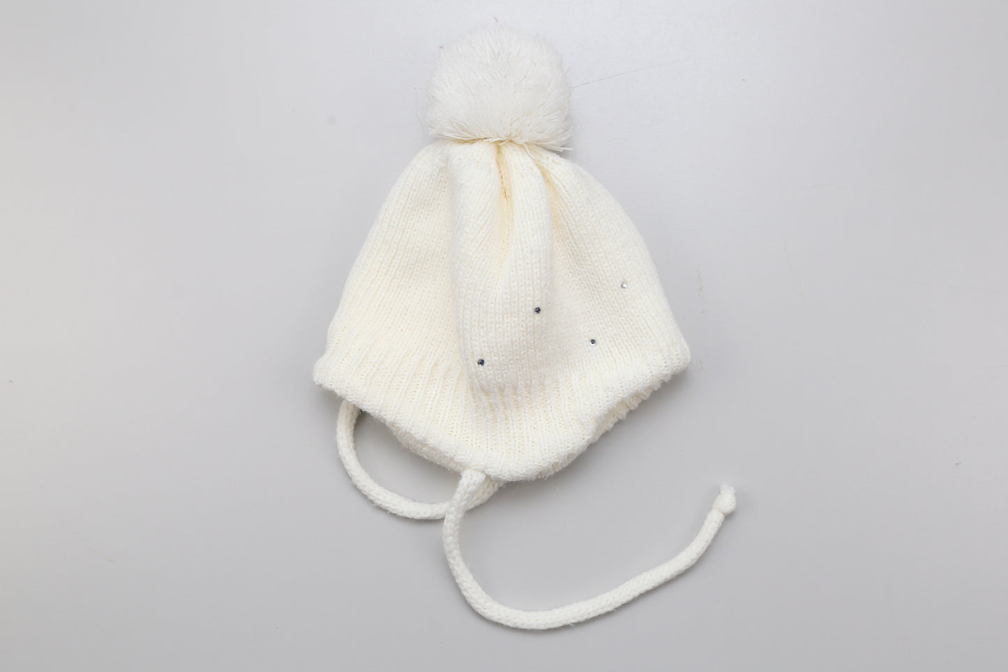 Weiße Mütze mit pompon und kleinen Vogelmotiven (62) - KlugeMutti
