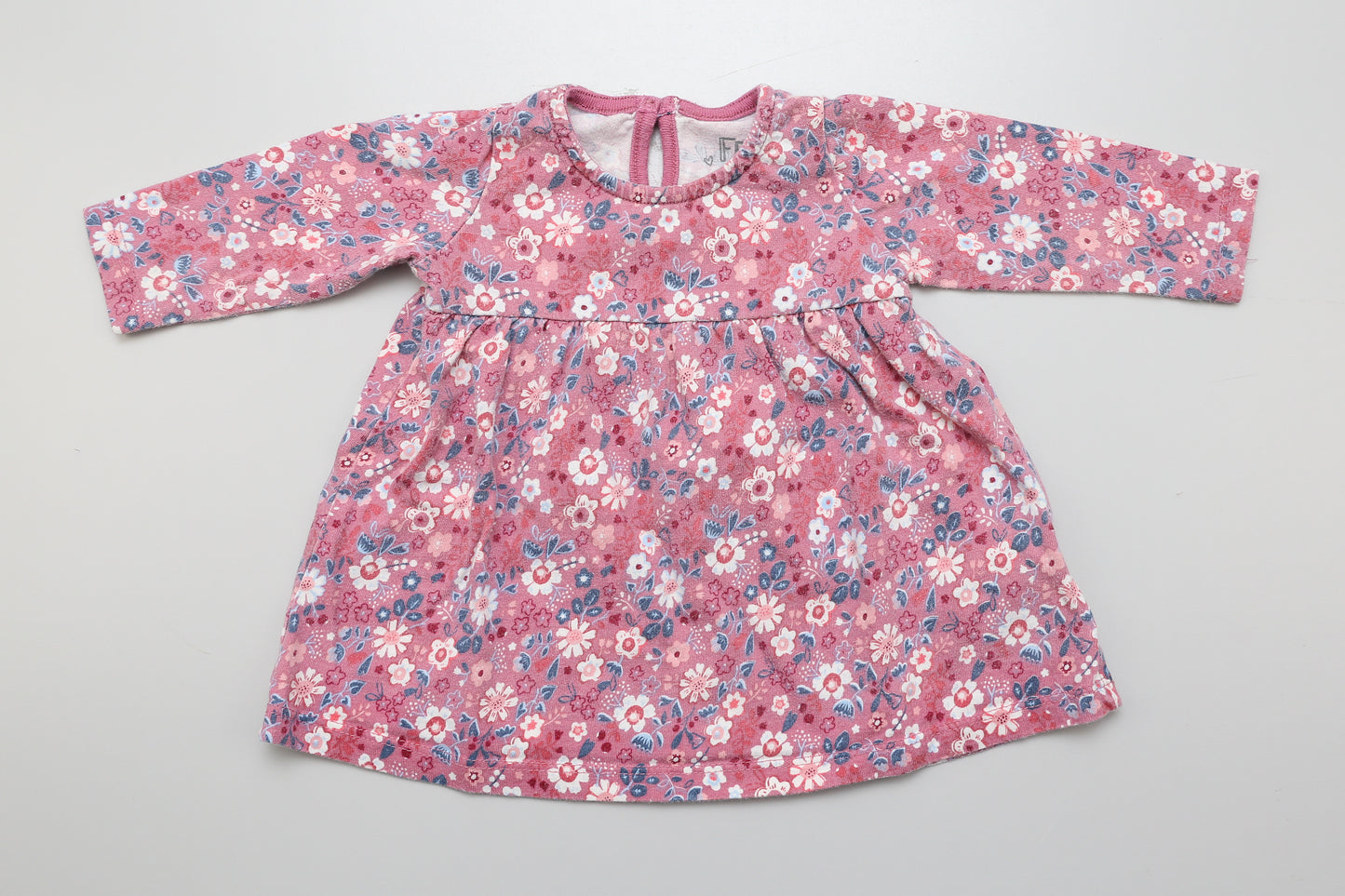 Rosa langärmliges Baumwollkleid mit Blumenmuster. Mit Knöpfen hinten. 62