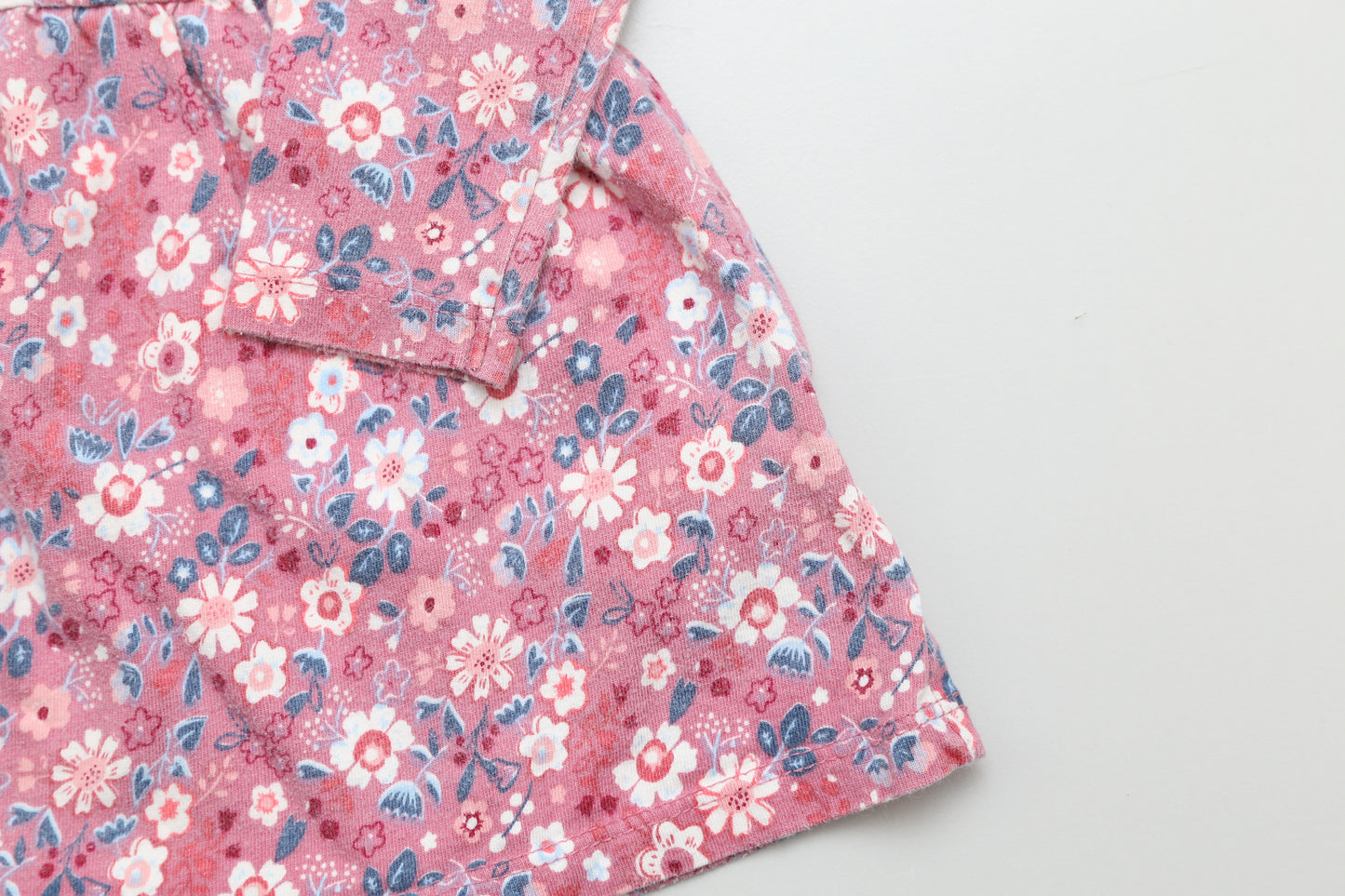 Rosa langärmliges Baumwollkleid mit Blumenmuster (62) - KlugeMutti