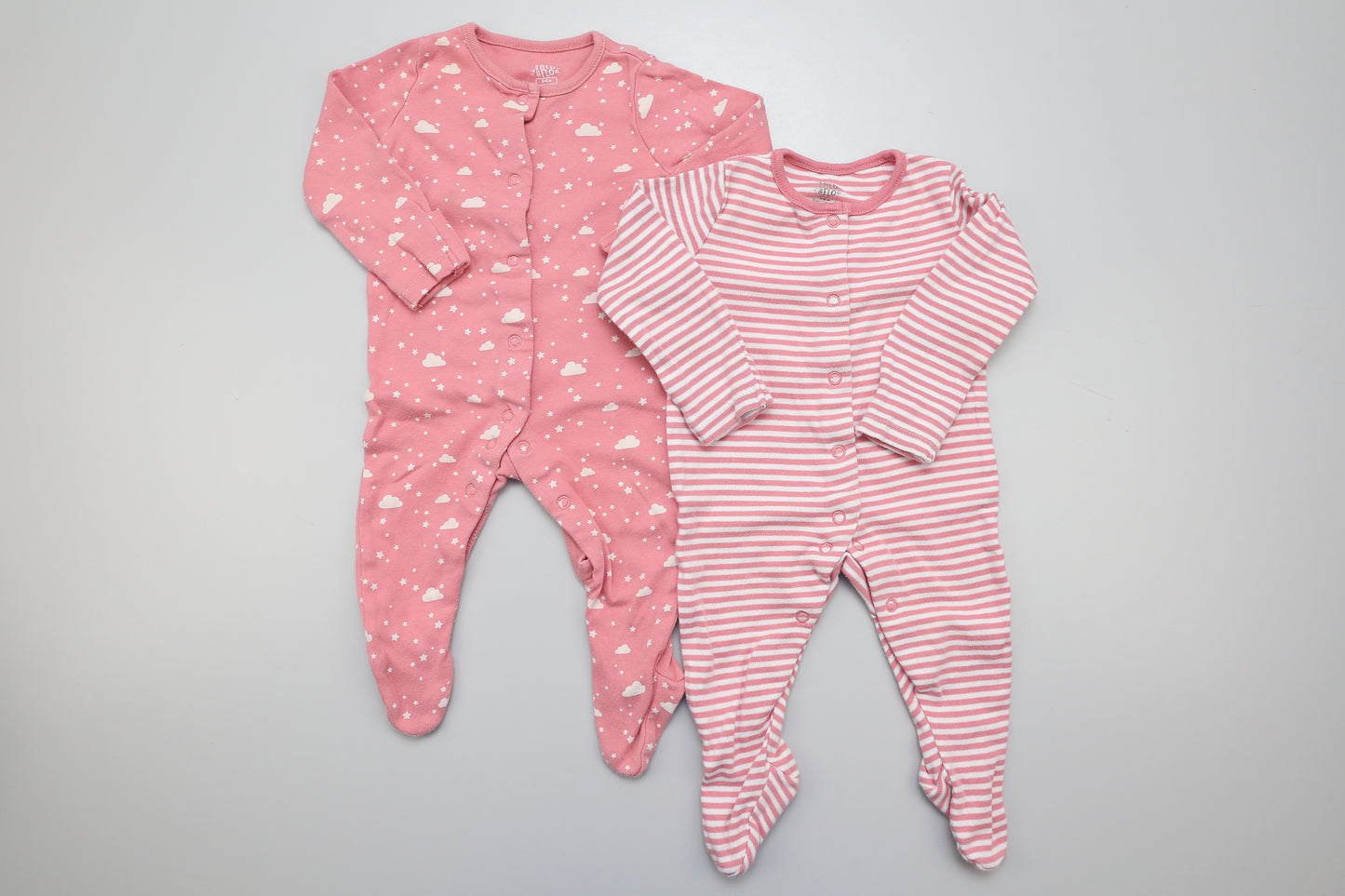 Rosa Strampler-Set aus Baumwolle. 68