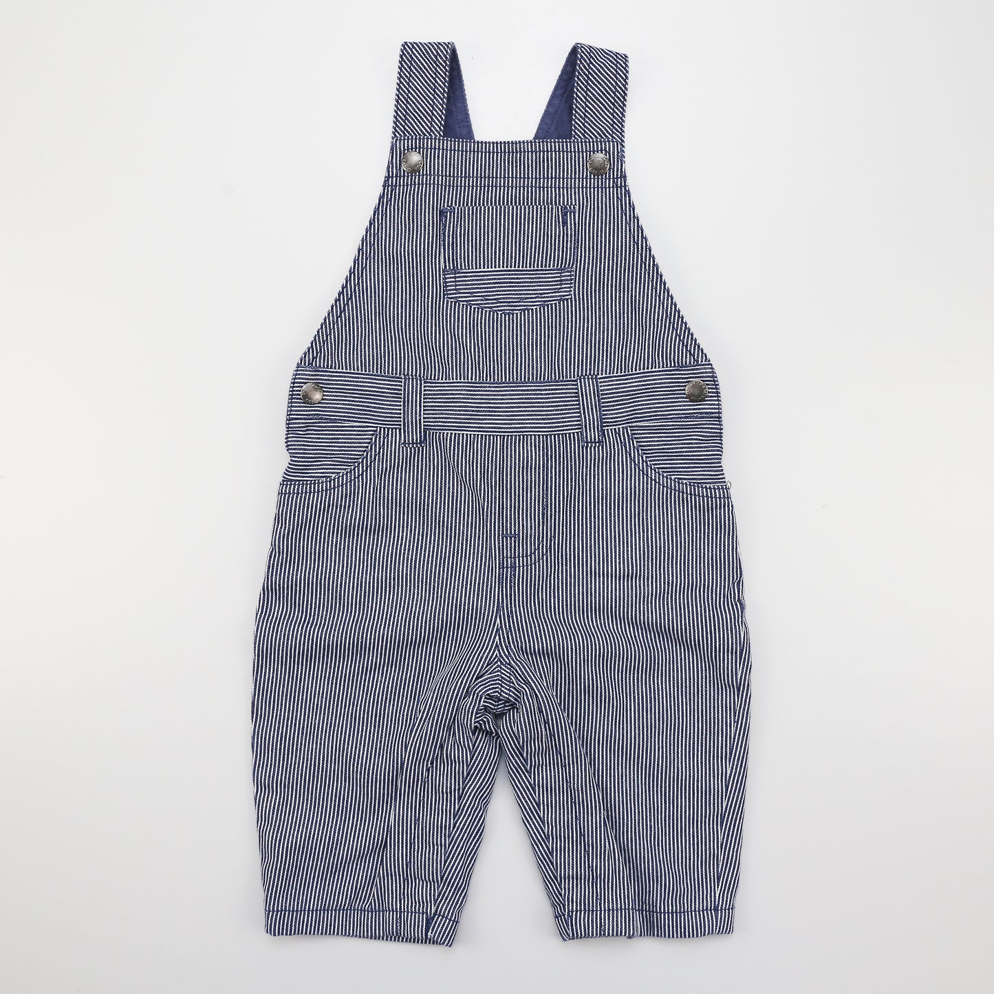 Blau-weiß gestreifte Latzhose aus Baumwolle mit doppeltem Druckknopf an den Trägern. Im Schritt mit Druckknöpfen zu öffnen.