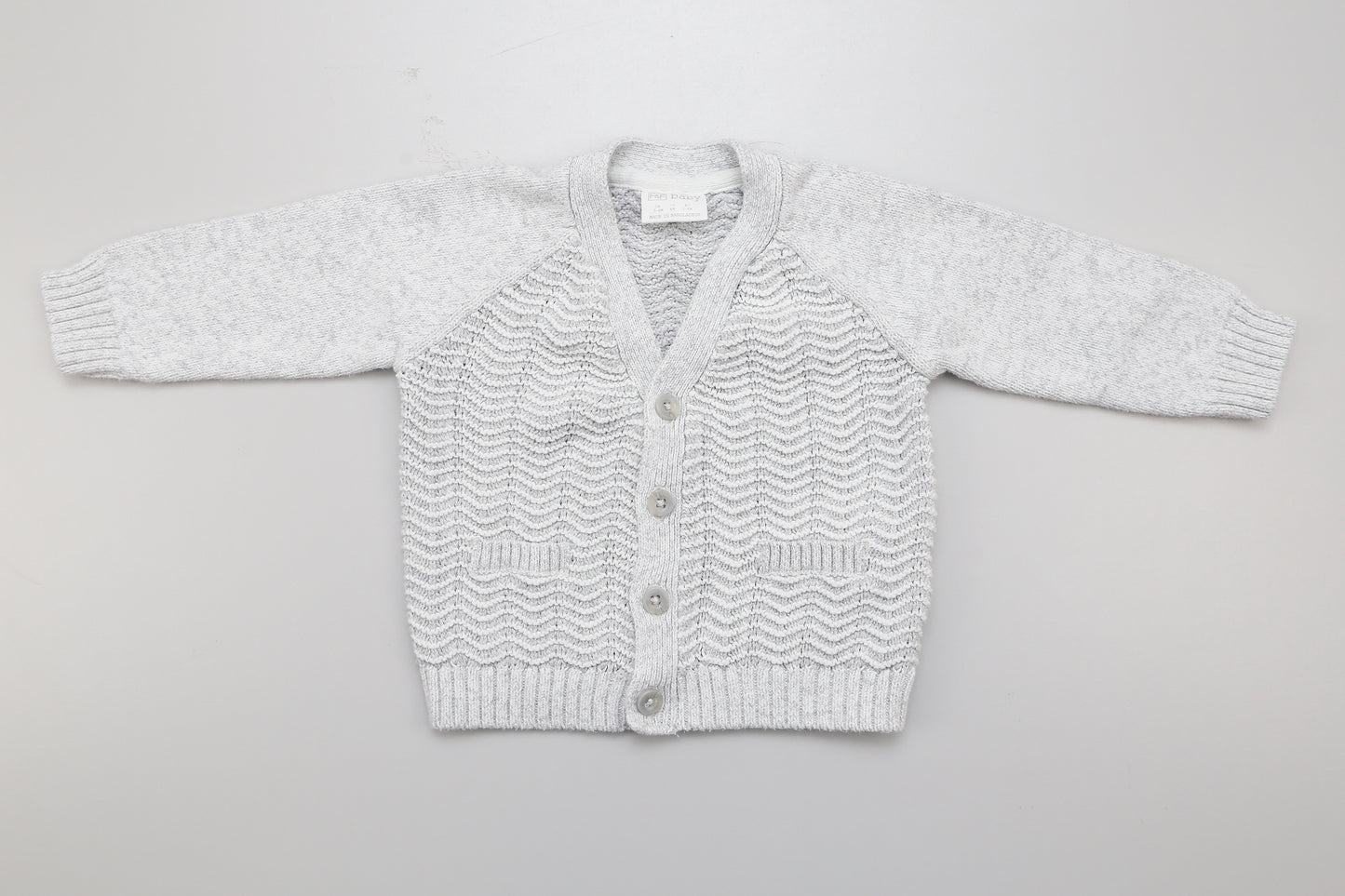 Grau gestrickte Baumwollstrickjacke. Mit Knöpfen vorne. 68