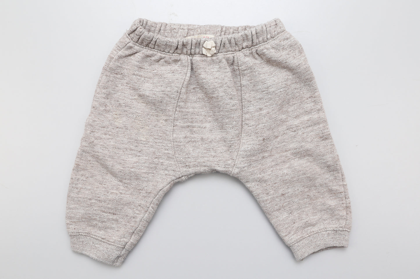 Beige Jogginghose. 68